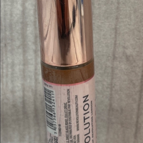 Makeup Revolution Conceal & Hydrate Concealer - Picture 4 of 5